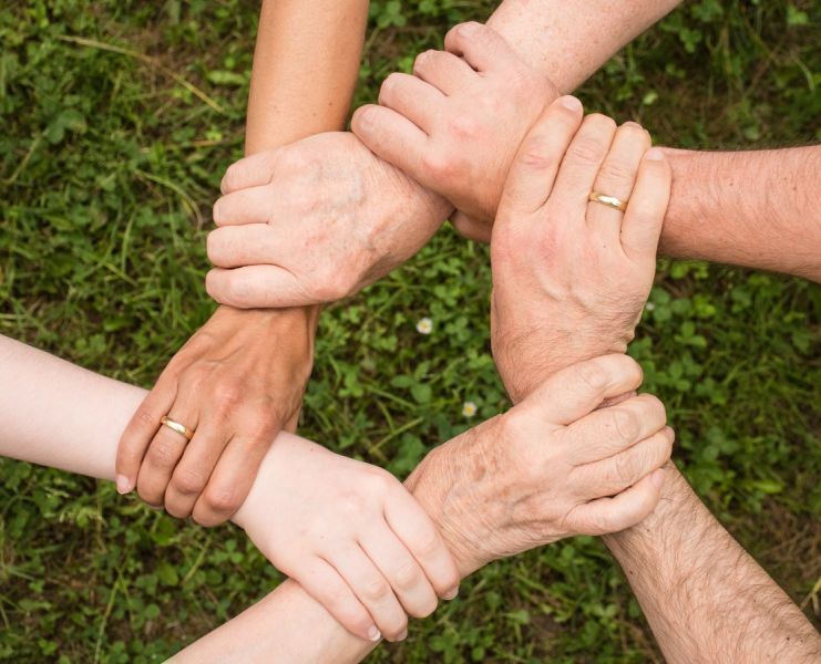 Hände die Handgelenke umfassen und einen Kreis bilden