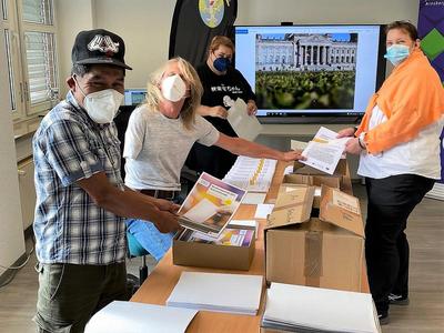 Mitarbeiterinnen des KSL Arnsberg beim packen der Wahlpakete