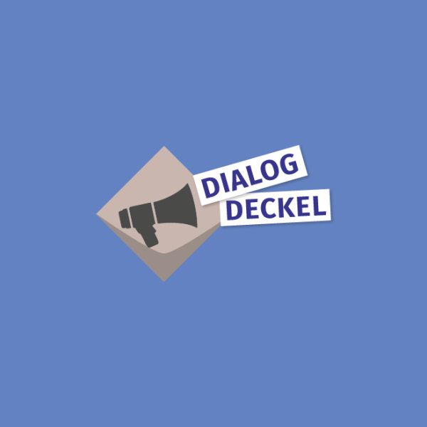 Symbol eines Megaphones in einer hellgrauen Kachel daneben steht Dialog Deckel vor hellblauem Hintergrund