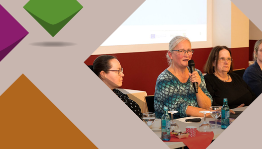 Referentinnen der KSL während der Redebeiträge auf der Veranstaltung