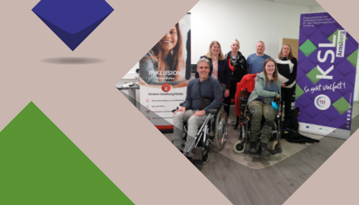 Gruppenfoto mehrer Personen, darunter zwei Rollsthulfahrwer vor zwei Roll-Ups