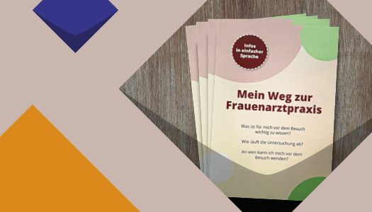 Eine gelbe Kachel und ein Foto von einem mehreren pastelfarbenen Broschüren auf einem Holzhintergrund