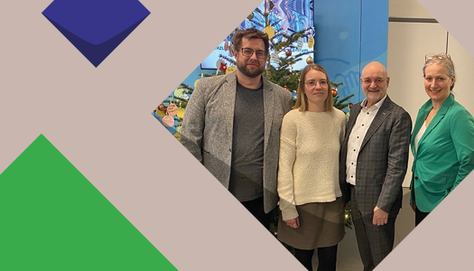 Bunte Kacheln der KSL.NRW und ein Foto von zwei Männern und zwei Frauen vor einem Weihnachtsbaum