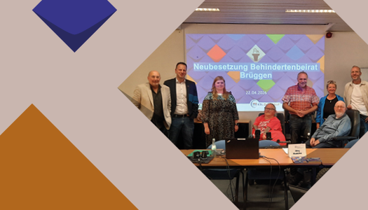 Bunte Kacheln der KSL und ein Foto von acht Personen die in einem Veranstaltungsraum nebeneinander vor einer Wand stehen und in die Kamera blicken. Hinter ihnen ist das Veranstaltungsthema “Neubesetzung Behindertenbeirat Brüggen” auf einer Bildschirmpräsentation zu lesen.
