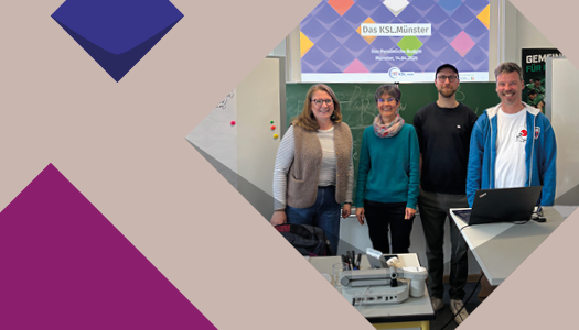 Bunte Kacheln der KSL und ein Foto von Karolin Thater, begleitende Lehrkraft an der Hildegardisschule, steht neben den Referent*innen Martina Steinke, Marcel Scharf und Oliver Schneider vom KSL.Münster in einem Klassenraum. Alle schauen lächelnd in die Kamera.