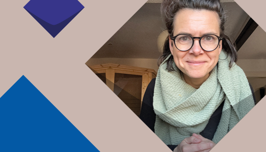 Eine blaue Kachel und ein Foto von Magdalena Grzyb, sie blickt lächelnd in die Kamera.