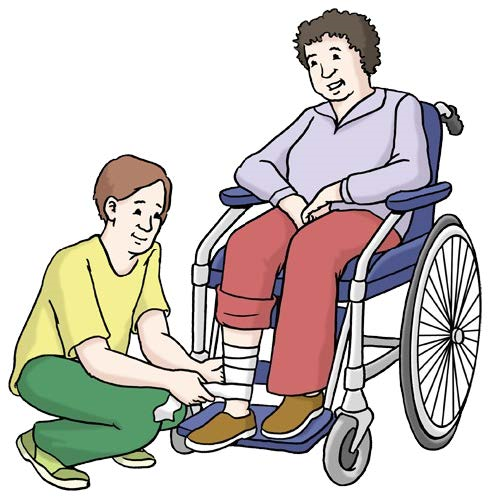 Eine Assistenz wechselt den Verband bei einem Menschen im Rollstuhl.