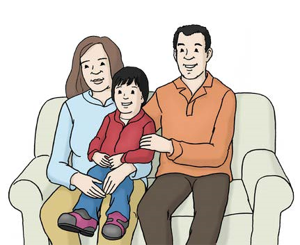 Vater und Mutter sitzen mit ihrem Kind auf dem Sofa.