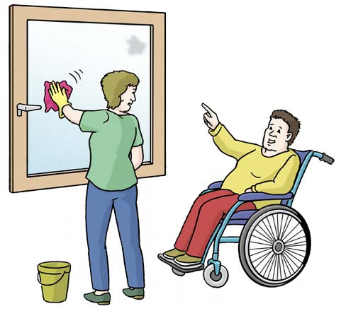 Ein Mensch im Rollstuhl sagt der Assitenz, wie sie putzen soll.