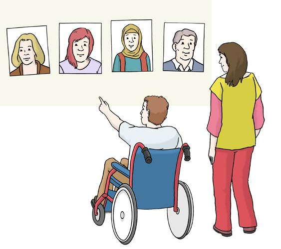 Ein Mensch im Rollstuhl sucht aus verschiedenen Fotos eine Assistenz aus.