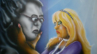 Ein Gemälde zeigt eine weinende Frau die in ihrer Hand das Gesicht eines Mannes hält.