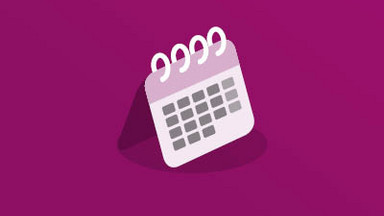 Ein Kalender mit Ringbindung auf lilafarbenen Hintergrund