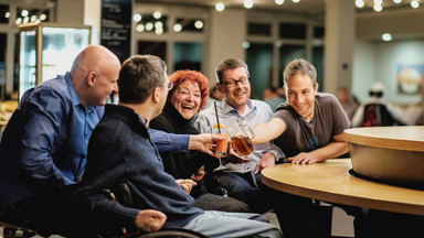 Mehrere Personen sitzen um einen Tisch. Bild: Andi Weiland I Gesellschaftsbilder.de