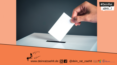 Foto von einer Hand, die Wahlzettel in die Wahlurne steckt. Es steht geschrieben: www.deinratzaehlt.de. Facebook und Instagram @dein_rat_zaehlt. Logos von Politische Partizipation Passgenau und von den Kompetenzzentren Selbstbestimmt Leben NRW.