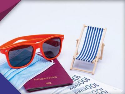 Auf dem Bild sieht man eine rote Sonnenbrille, einen Liegestuhl, einen Reisepass, 100€ Scheine und einen Mund- und Nasenschutz.