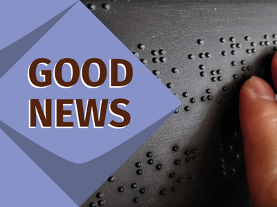 Good News/Gute Nachrichten: Finger einer sehbehinderten Person ertasten Brailleschrift. Das ist ein Symbolfoto für eine neue Entwicklung von Forscher*innen, die an neuen taktilen Displays für sehbehinderte Menschen arbeiten. 