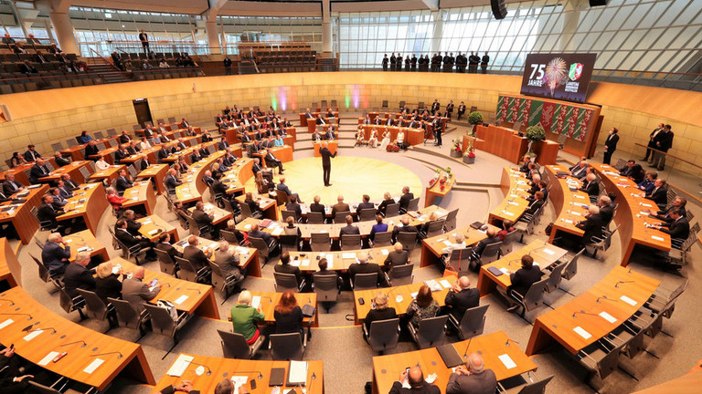Blick in des Plenarsaal des NRW-Landtags