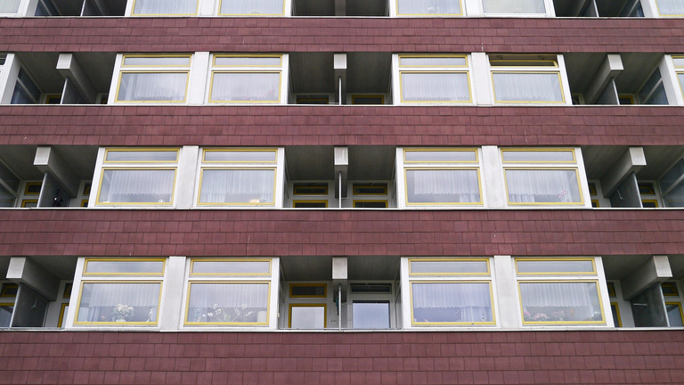 Häuserfront eines Apartmentgebäudes .