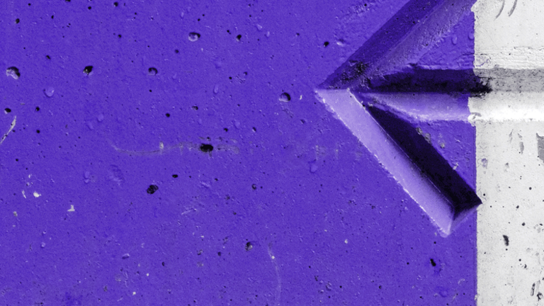 Pfeil nach links zeigend auf zweifarbigem Hintergrund in violett und weiß