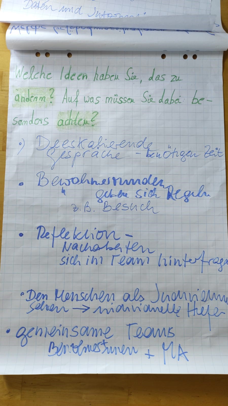 Sichtbarmachen: Ein Flipchart aus dem Workshop mit Ellen Romberg-Hoffmann/Titel: Welche Ideen haben Sie, das zu ändern? Auf was müssen Sie dabei achten? Stichworte sind: Deeskalierende Gespräche und Reflektion im Team