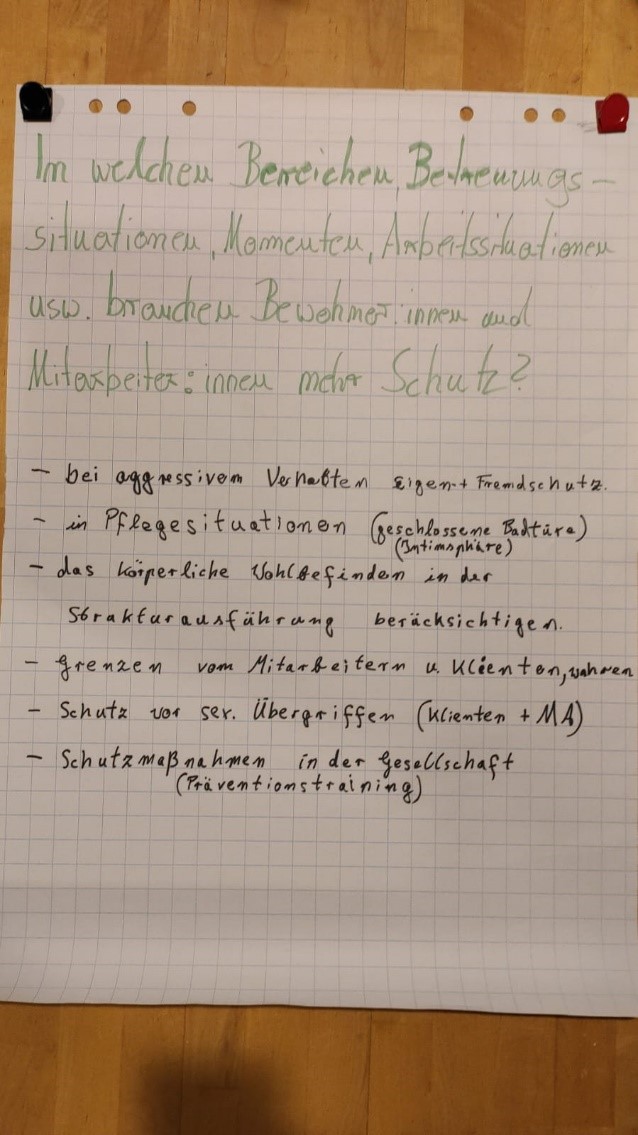 Sichtbarmachen: Ein Flipchart aus dem Workshop mit Ellen Romberg-Hoffmann/Titel: In welchen Bereichen brauchen Bewohner*innen und Mitarbeiter*innen mehr Schutz?
