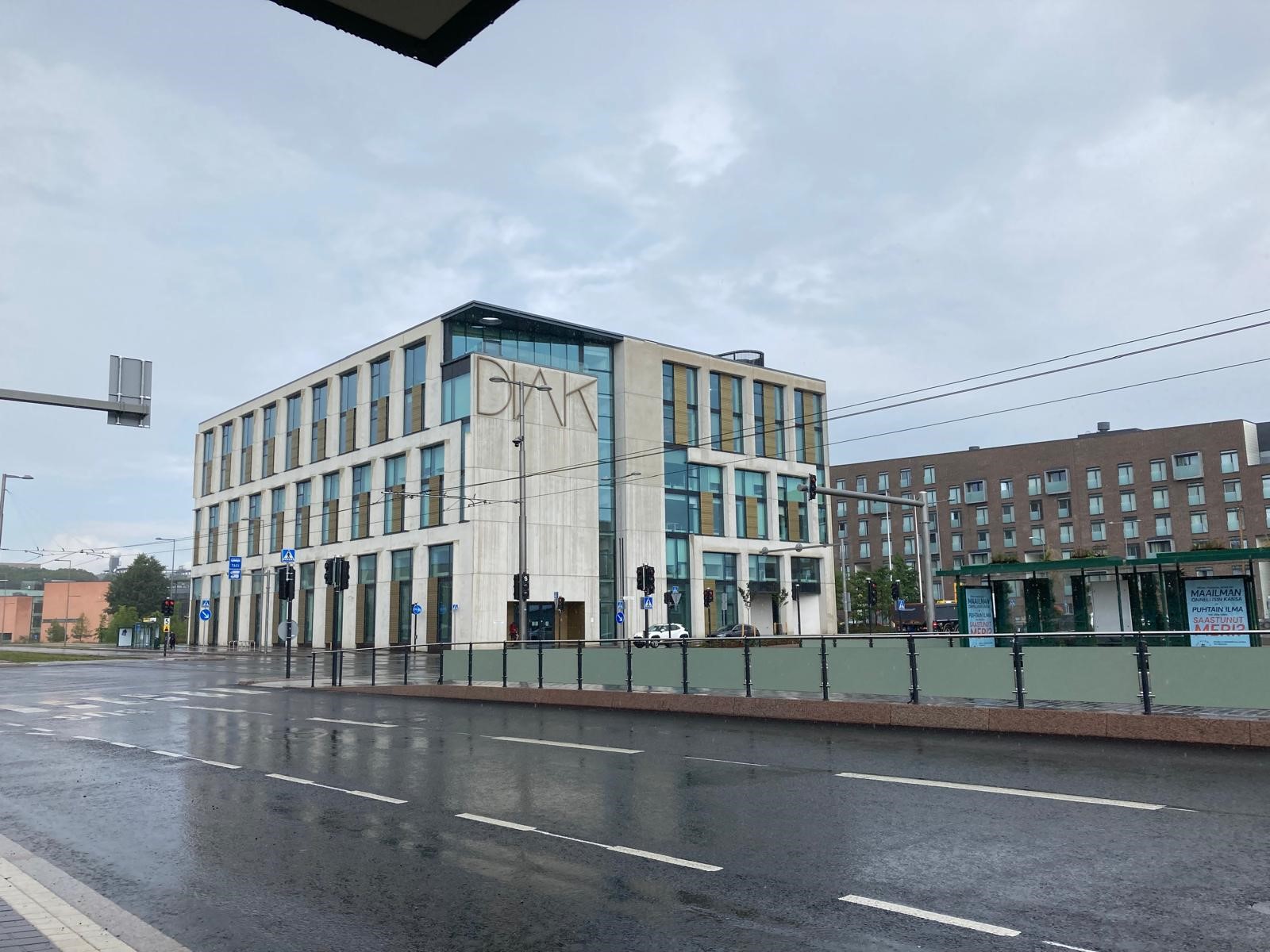 Ein Foto der University of Helsinki, wo Lea Voitel Social Services studiert, ist ein graues Gebäude aus Beton und Glas