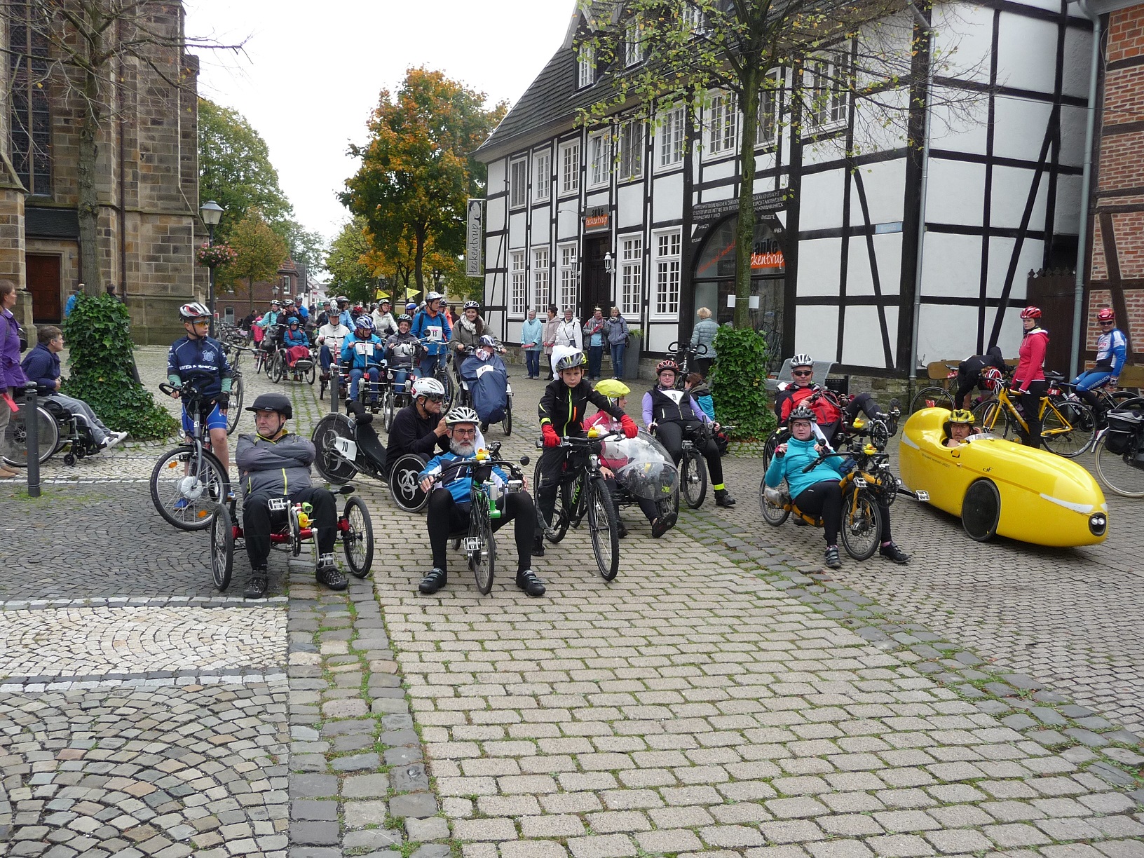 Die Teilnehmerinnen und Teilnehmern des 1. GIRO inklusiv auf dem Weg zum Start. Die Teilnehmerinnen und Teilnehmern des 1. GIRO inklusiv auf dem Weg zum Start.