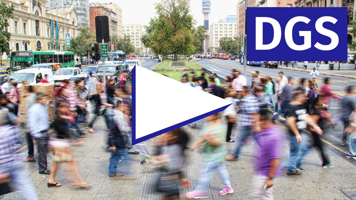 Play-Button vor einem Bild von vielen Menschen im Verkehr