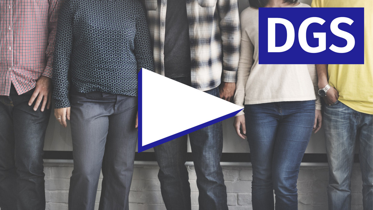 Play-Button vor Bild von mehreren Personen nebeneinander