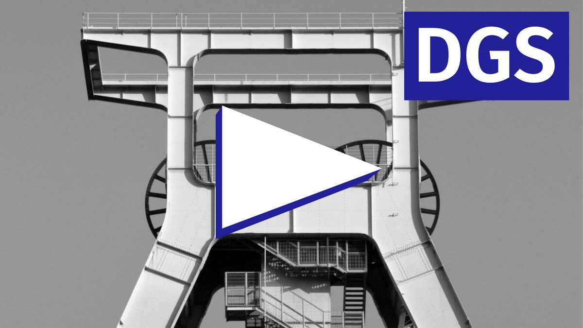 Play-Button vor dem Bild eines Förderturmes
