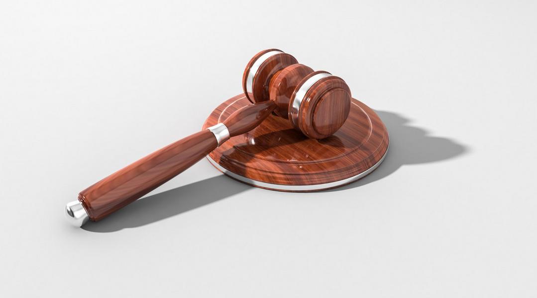 Das Landessozialgericht Nordrhein-Westfalen hat in einer Entscheidung zur Persönlichen Assistenz Möglichkeiten gezeigt, Unterstützungsbedarfe zügig und umfassend zu decken. Wenn der laufende Bedarf gedeckt ist, kann immernoch um die Details gestritten werden. ein Richterhammer