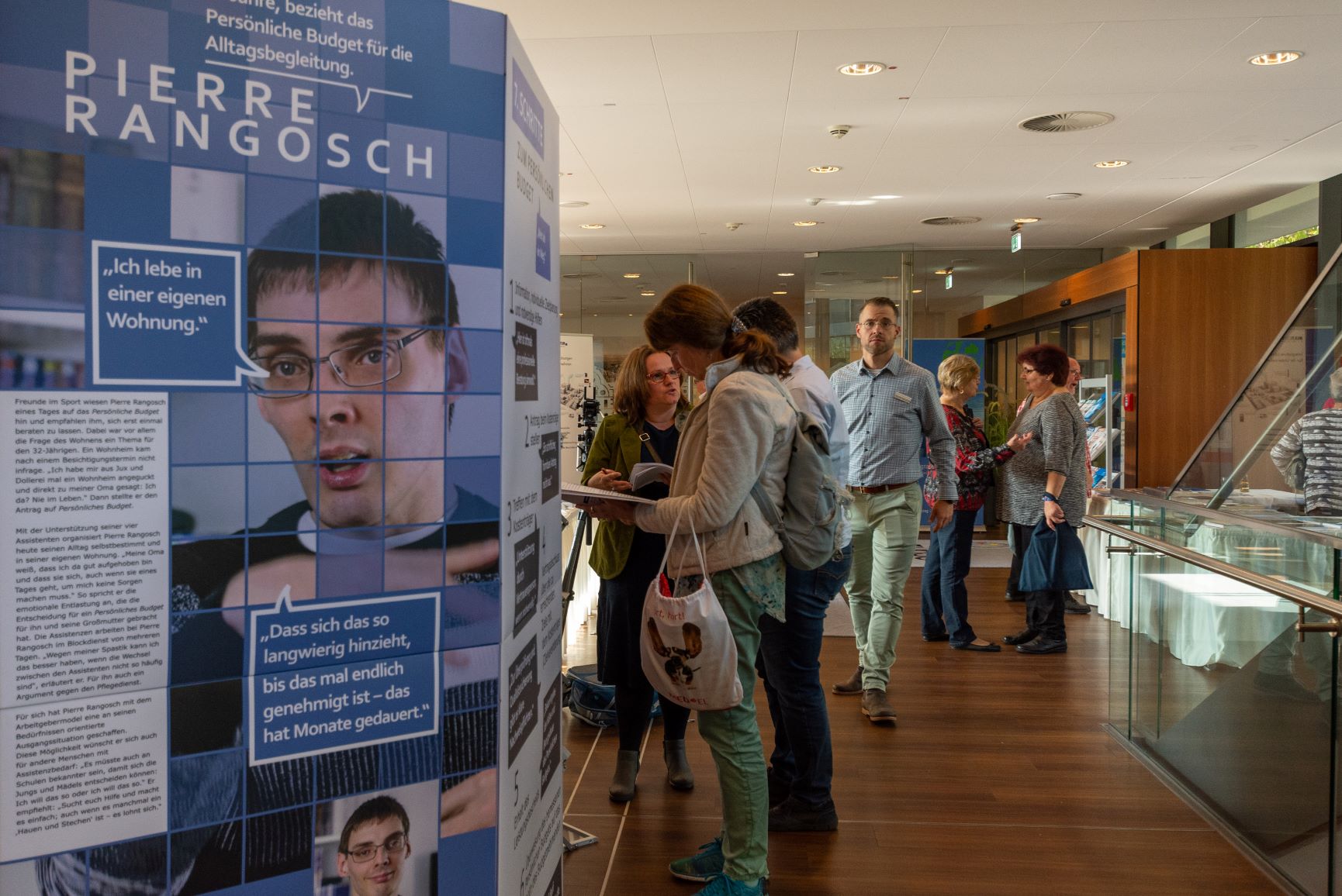 Gäste besuchen die Wanderausstellung zum Persönlichen Budget Gäste besuchen die Wanderausstellung zum Persönlichen Budget