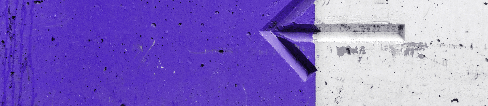 Pfeil auf zweifarbigem Untergrund Pfeil nach links zeigend auf zweifarbigem Hintergrund in violett und weiß
