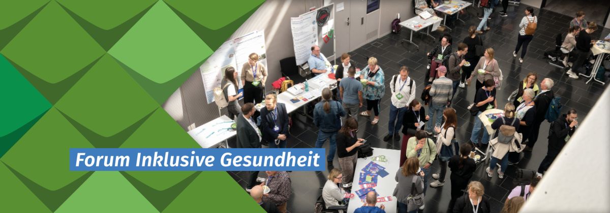 Grüne KSL Kacheln. Auf der Rechten Seite ein Bild von oben auf eine Menschenmenge in einem Raum. Viele reden miteinander. Dazu der Schriftzug: Forum Inklusive Gesundheit