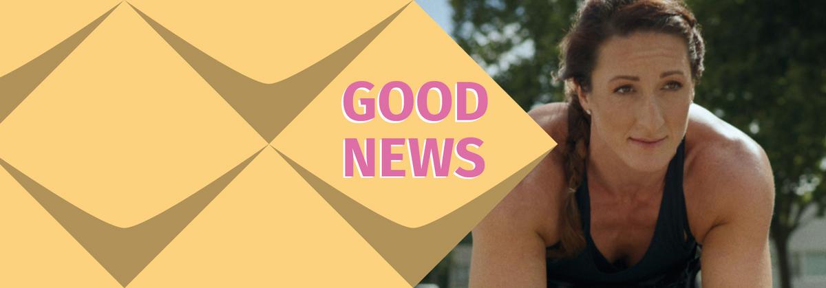 Symbolisch für die XVI. paralympischen Sommerspiele sehen Sie die ehemalige Athletin Tatyana McFadden Auf orange farbigen Kacheln steht in pinker Farbe Good News Symbolisch für den Start der XVI. paralympischen Sommerspiele sehen Sie die ehemalige Athletin Tatyana McFadden. Es ist eine gute Nachricht, dass die Paralympics Corona bedingt starten.