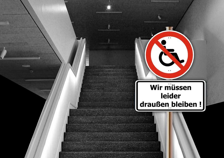 Wir müssen leider draußen bleiben: Für Rolli-Nutzende ist es schwer, in manche Gebäude zu gelangen. En Rollstuhl steht am Fuß einer Rolltreppe. auf einem Verbotsschid daneben steht in einem roten Kreis Wir müpssen leider draußen bleiben.
