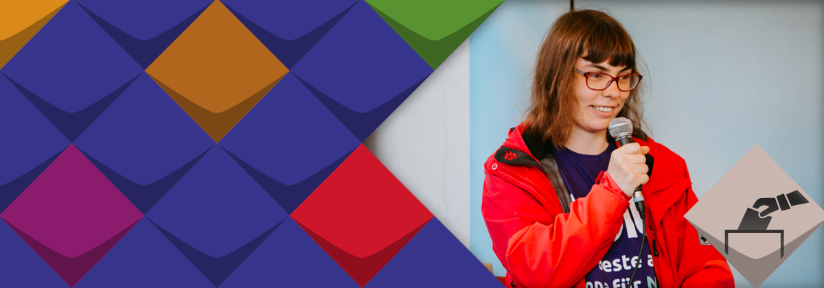 Landtagskandidatin Laura Loscheider (VOLT) mit einem Mikrofon in der Hand. Daneben ist ein Symbol der anstehenden Wahl zu sehen - ein Wahlurnensymbol. Links daneben stehen die bunten Kacheln der KSL.NRW.SL.NRW
