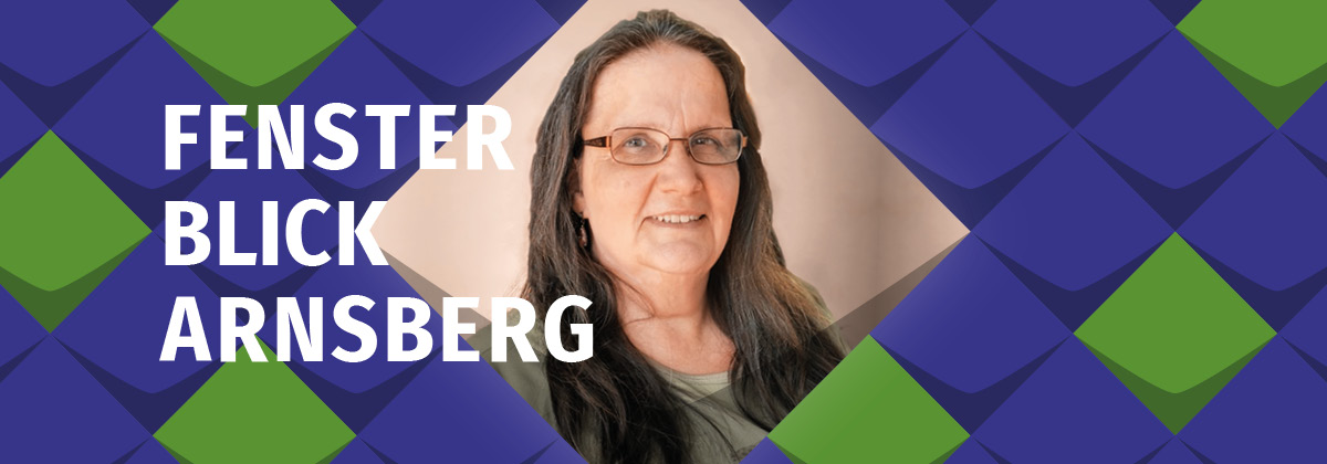 Christiane Rischer vom KSL.Arnsberg auf grünen Kacheln im Fensterblick Arnsberg.