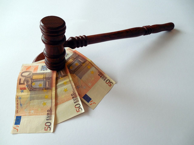 Drei Fünzigeuroscheine und ein Richterhammer Drei Fünzigeuroscheine und ein Richterhammer