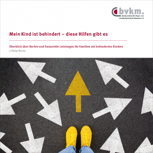 Füße auf einem Boden, auf dem Pfeile in unterschiedliche Richtungen zeigen.