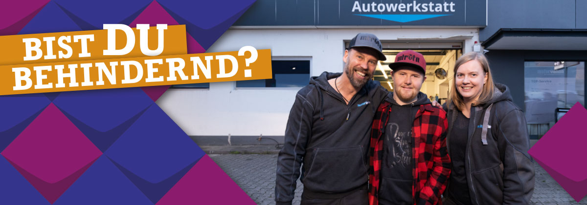 Rechts: Ein Foto von drei Personen vor einer Autowerkstatt. Links: KSL Kacheln.