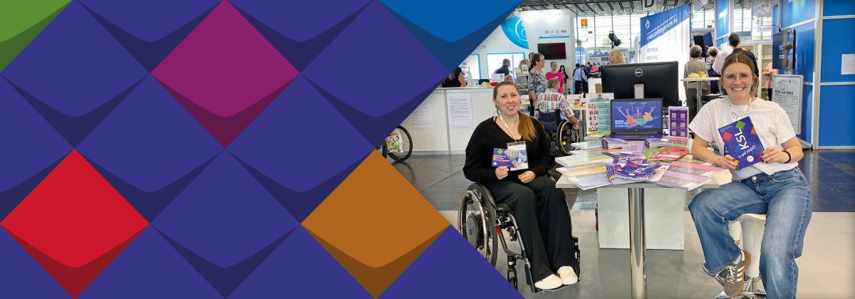 Zwei Kolleginnen der KSL.NRW am Stand der KSL auf der Rehacare