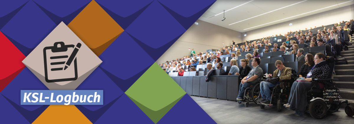 Symbol des KSL-Logbuches vor bunten Kacheln der KSL.NRW und ein Foto vom Publikum einer Veranstaltung in einem Höörsaal