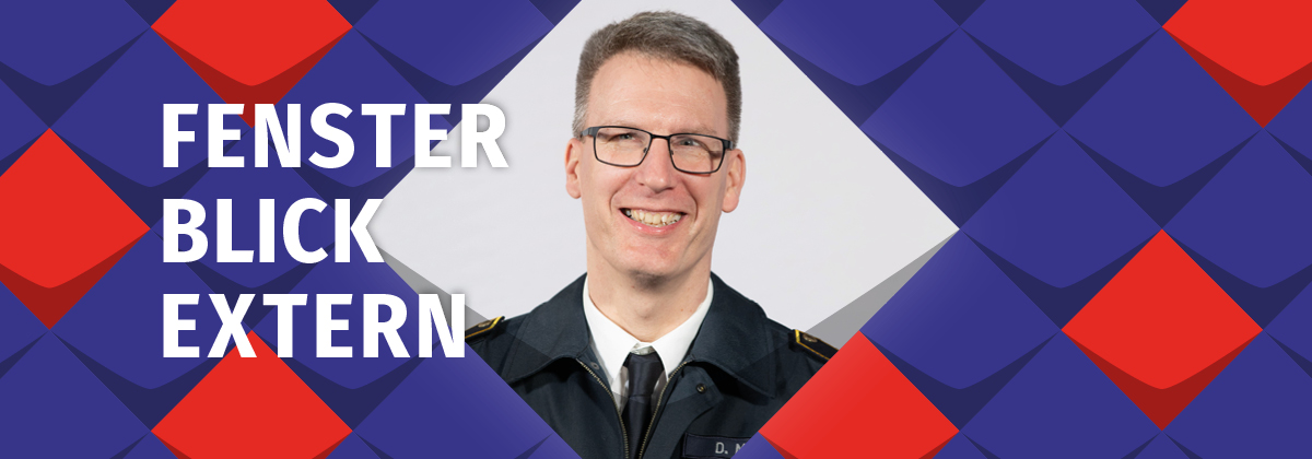 Porträtfoto von Daniel Meyer, ein Mann mit Brille und dunkelblondem und grauem kurzem Haar, der eine Feuerwehr-Uniform, ein weißes Hemd und Krawatte trägt. Er lächelt. Das Foto ist gerahmt von Schmuckelementen der KSL.NRW