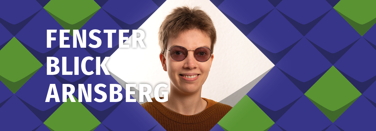 Ein Foto von Milean Wolf, eine lächelnde junge Frau mit kurzen dunkel-blonden Haaren und einer getönten Brille mit dem Titel Fensterblick Arnsberg, eingerahmt in grünen Kacheln des KSL.Arnsberg und blauen Kacheln der KSL.NRW