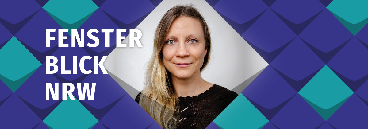 Malin Butschkau - eine lächelnde Frau mit langen blonden langen Haaren und schwarzem Pullover: eingerauht in Stilelemente der KSL.NRW/Fensterblick NRW