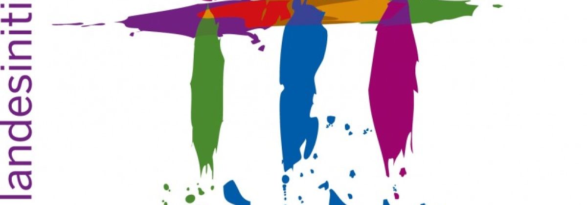 Das Logo der Landesinitiative NRW-Inklusiv. Links senkrecht das Wort Landesinitiative, unten waagerecht die Wörter nrw-inklusiv farbig wie mit Pinselstrichen gemalt, darüber drei stehende Strichmännchen, die sich die Arme über die Schultern gelegt haben.