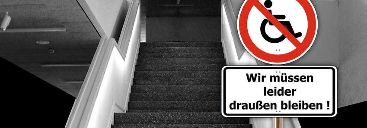 En Rollstuhl steht am Fuß einer Rolltreppe. auf einem Verbotsschid daneben steht in einem roten Kreis Wir müpssen leider draußen bleiben.