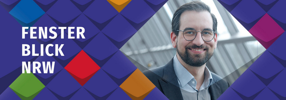Markus May von der Ko-KSL auf bunten Kacheln im Fensterblick NRW