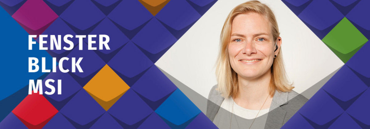 Kristin Reker vom KSL-MSi-NRW auf bunten Kacheln im Fensterblick des MSi